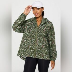 Fabletics Green Camouflage Downpour Rain Jacket | S | NWT | Reflective | Hood